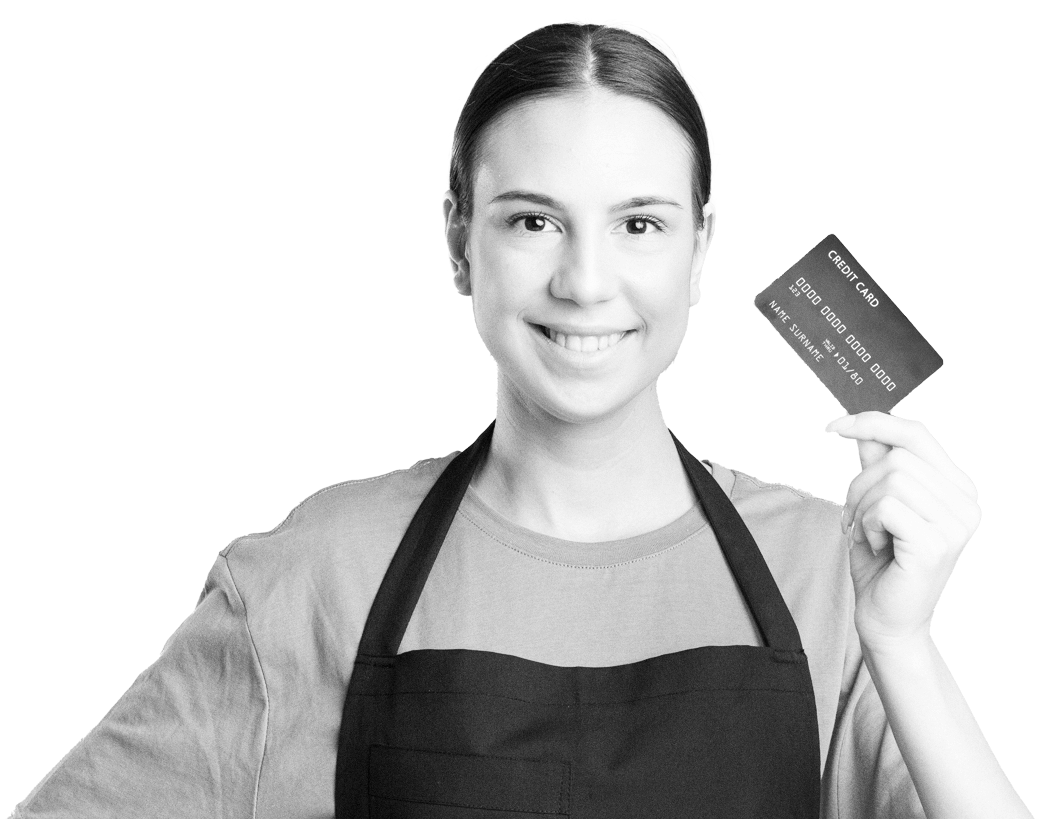 Mujer emprendedora sonriendo con una tarjeta en la mano.La imagen proyecta una simulación de una compra con un valor de $10.000.